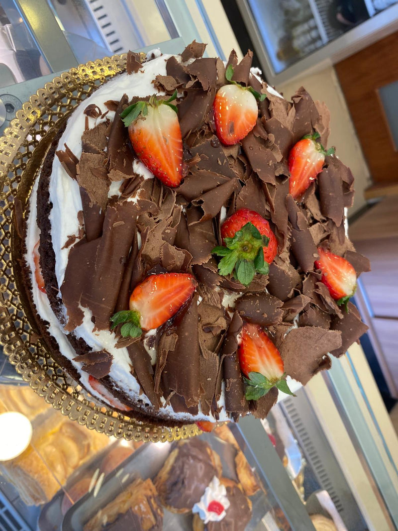 Bolo de Chocolate Recheado e coberto com Natas e Morangos Frescos
