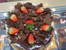 Bolo de Chocolate Recheado e coberto com Natas e Morangos Frescos